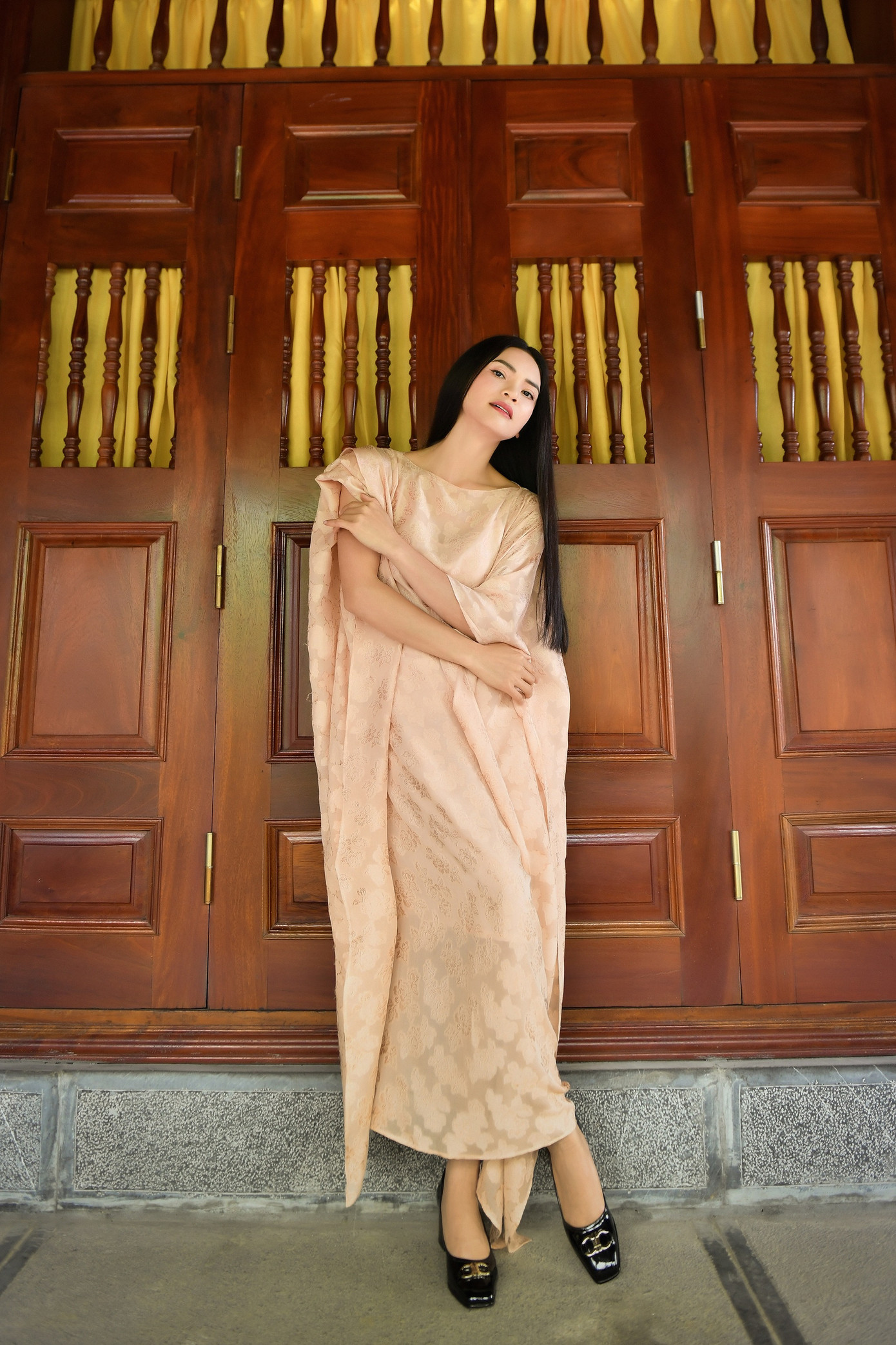 Đi diễn hay ở nhà, Phạm Phương Thảo ưa chuộng các thiết kế lụa, nhung dáng dài nền nã, mang đậm hơi thở truyền thống nhưng vẫn trẻ trung, hiện đại.