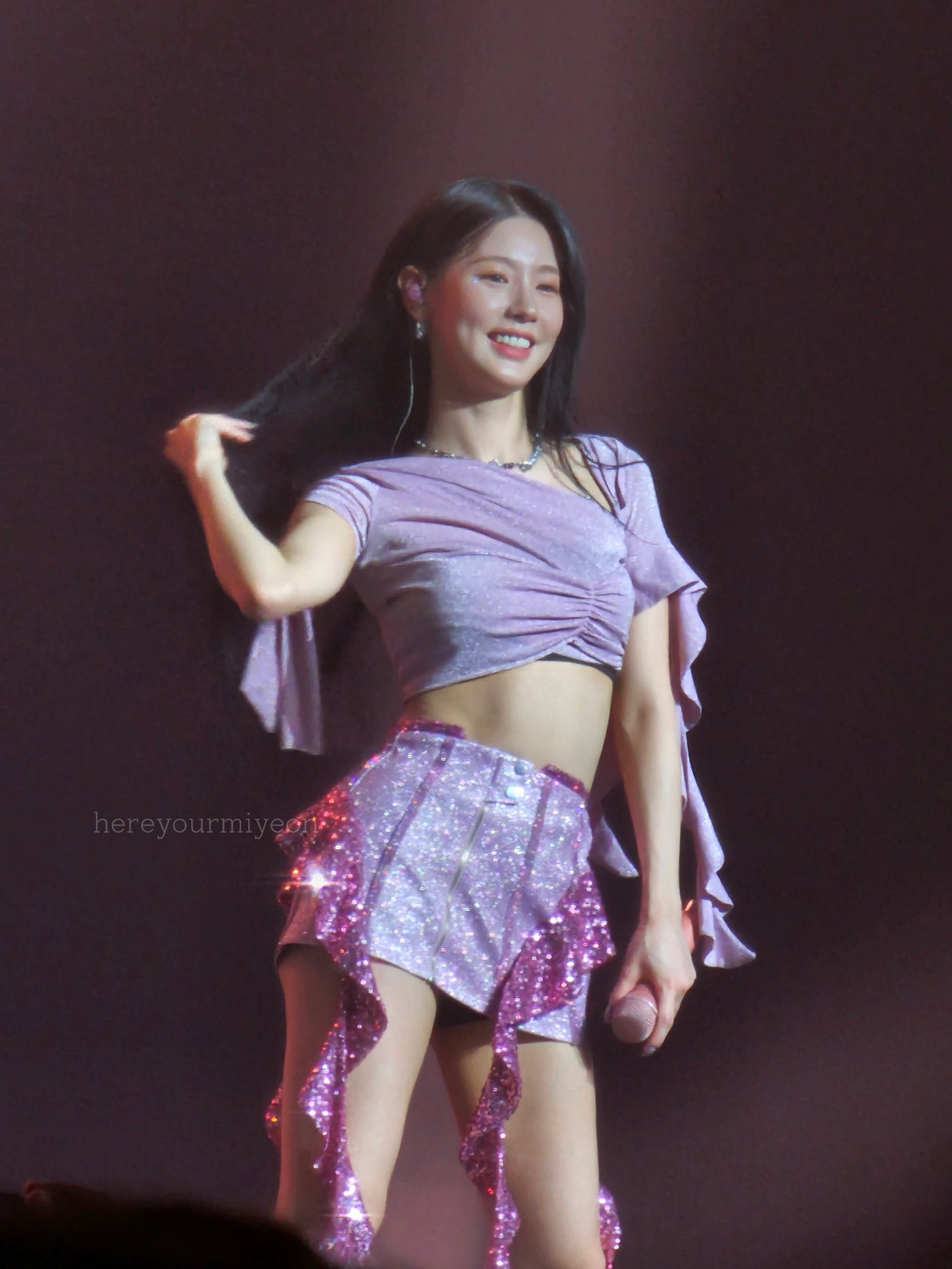 Trong nhóm (G)I-DLE, Miyeon đảm nhận vị trí giọng ca chính, tuy thế những cuộc tranh luận của người hâm mộ khi nhóm phát hành ca khúc mới vẫn luôn diễn ra. Nhiều khán giả cảm thấy công ty đối xử bất công với Miyeon khi cô thường xuyên có ít lời hát ở ca khúc chủ đề dù hát chính.