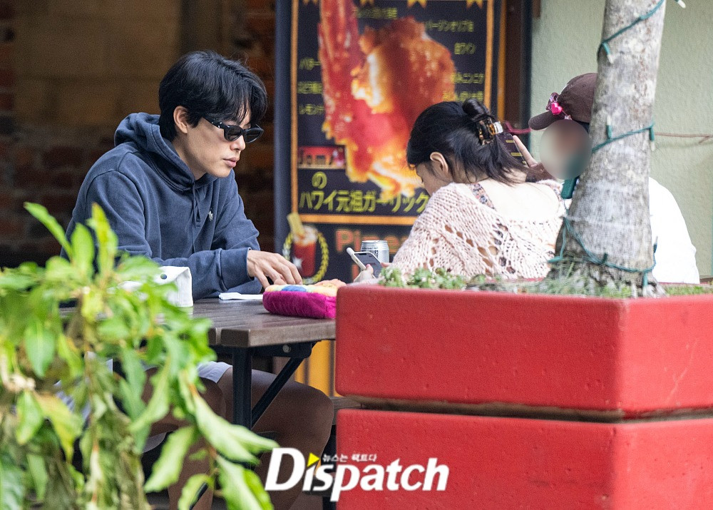 Ảnh hẹn hò của Han So Hee và Ryu Jun Yeol ở Hawaii. Ảnh: Dispatch.