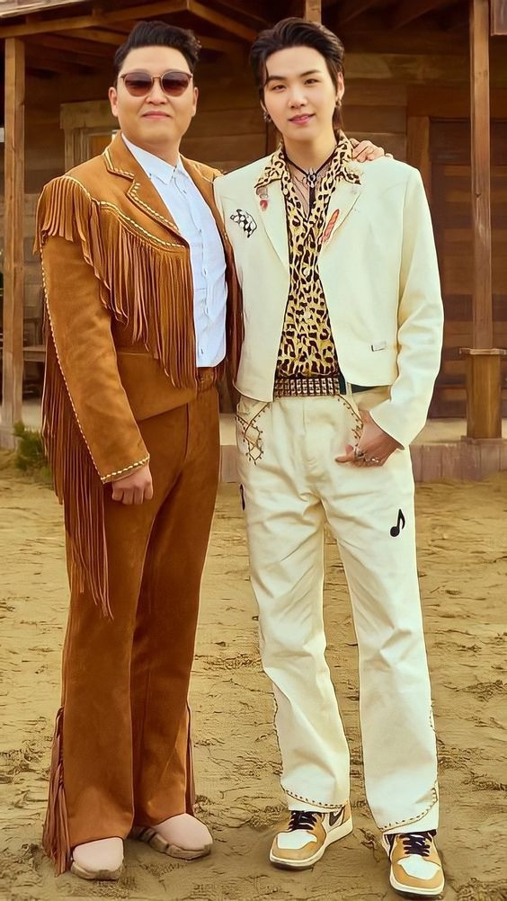 Suga hợp tác với nhiều nghệ sĩ nổi tiếng Hàn Quốc và quốc tế.