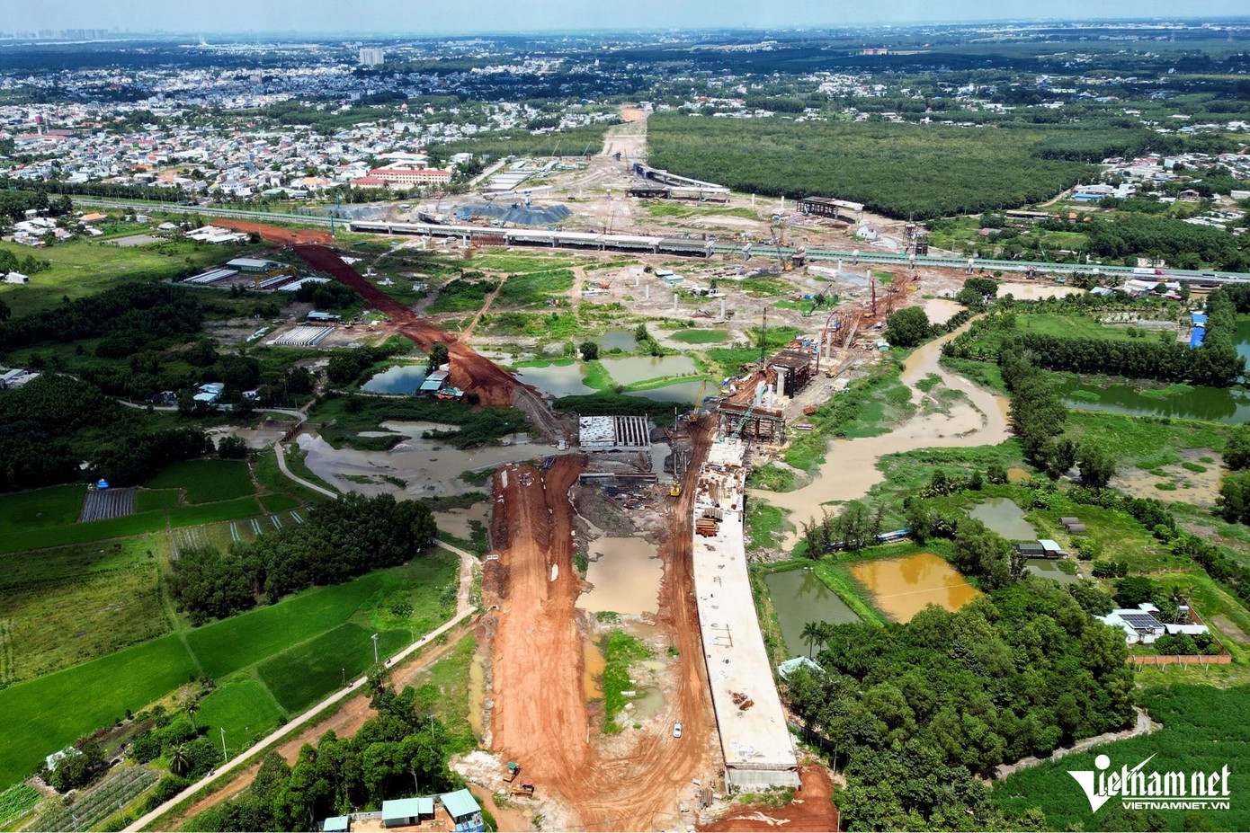 Cao tốc Biên Hòa - Vũng Tàu dài 53km, qua địa bàn 2 tỉnh Đồng Nai và Bà Rịa - Vũng Tàu. Trong đó, đoạn qua Đồng Nai dài 34km, gồm 2 dự án thành phần do Bộ Giao thông vận tải và tỉnh Đồng Nai làm chủ đầu tư.