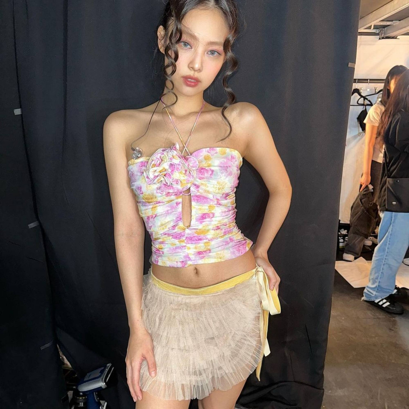 Ở Barcelona, Jennie diện trang phục Magda Butrym quyến rũ.