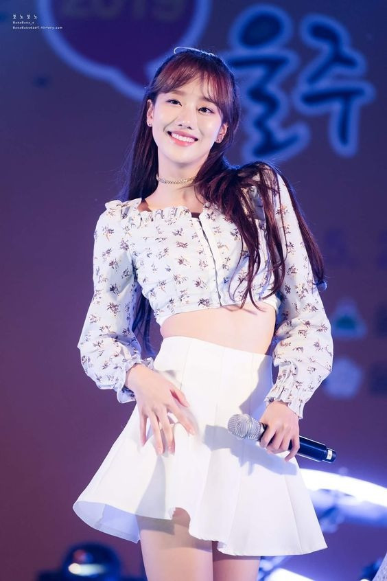 Không chỉ vậy, Naeun còn bị người ẩn danh trên mạng xã hội tố cáo hành vi bạo lực học đường thời còn ngồi trên ghế nhà trường. Sau này, công ty chủ quản thông báo thu thập tất cả dữ liệu liên quan và thực hiện hành động pháp lý mạnh mẽ với người tung tin sai lệch. Người tố cáo Naeun viết thư tay xin lỗi, khẳng định bản thân lan truyền tin bịa đặt.