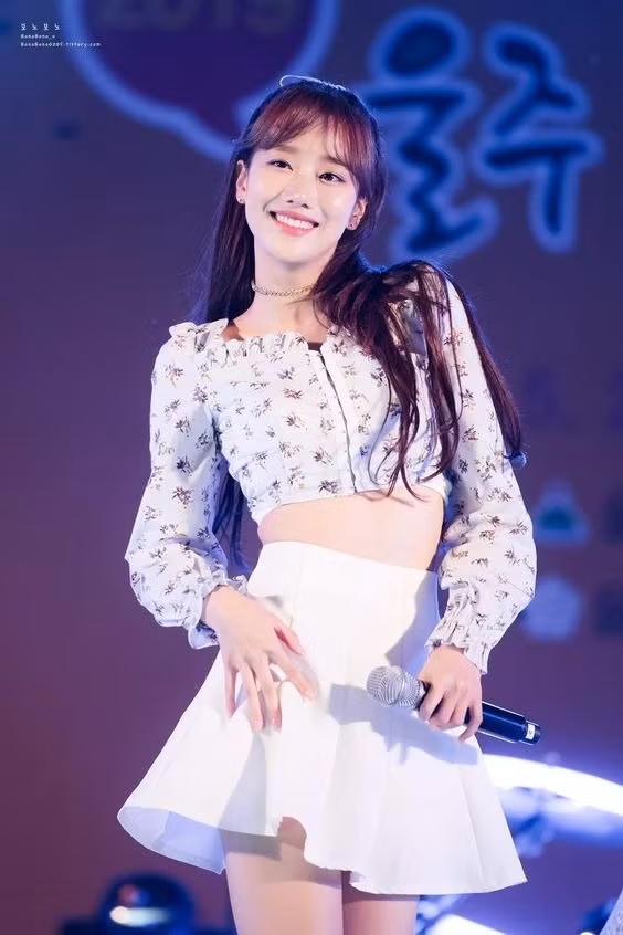 Không chỉ vậy, Naeun còn bị người ẩn danh trên mạng xã hội tố cáo hành vi bạo lực học đường thời còn ngồi trên ghế nhà trường. Sau này, công ty chủ quản thông báo thu thập tất cả dữ liệu liên quan và thực hiện hành động pháp lý mạnh mẽ với người tung tin sai lệch. Người tố cáo Naeun viết thư tay xin lỗi, khẳng định bản thân lan truyền tin bịa đặt. Không chỉ vậy, Naeun còn bị người ẩn danh trên mạng xã hội tố cáo hành vi bạo lực học đường thời còn ngồi trên ghế nhà trường. Sau này, công ty chủ quản thông báo thu thập tất cả dữ liệu liên quan và thực hiện hành động pháp lý mạnh mẽ với người tung tin sai lệch. Người tố cáo Naeun viết thư tay xin lỗi, khẳng định bản thân lan truyền tin bịa đặt.