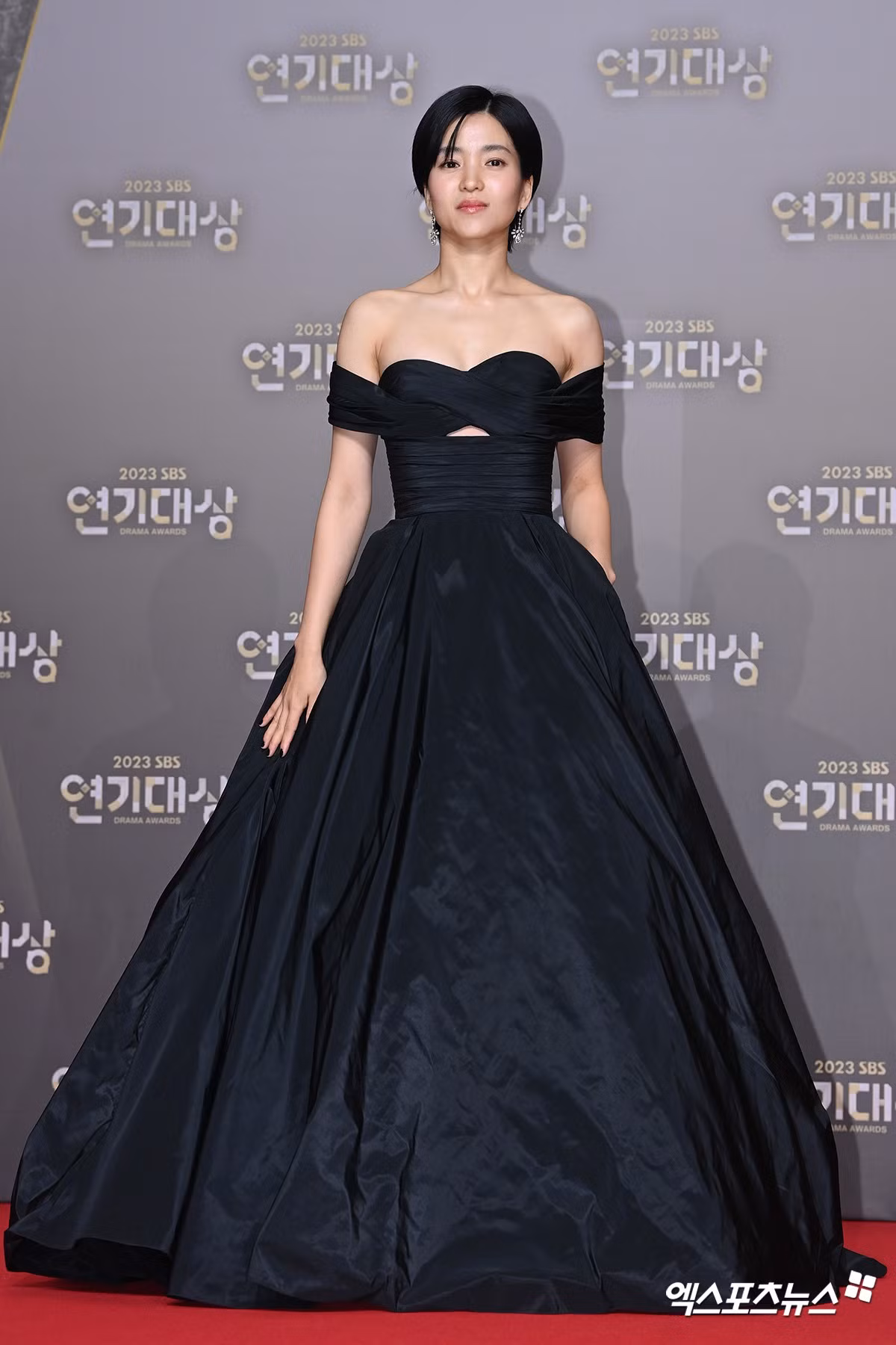Kim Tae Ri khoe vai trần trong bộ đầm dạ hội cắt xẻ gợi cảm. Lễ trao giải năm nay được tổ chức tại SBS Prism Tower ở Sangam-dong, Mapo-gu, Seoul. Kim Tae Ri khoe vai trần trong bộ đầm dạ hội cắt xẻ gợi cảm. Lễ trao giải năm nay được tổ chức tại SBS Prism Tower ở Sangam-dong, Mapo-gu, Seoul.