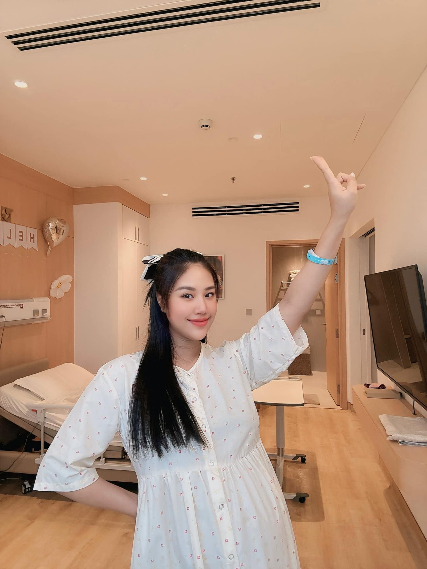 Hình ảnh đón con trai được Tăng Khánh Chi cùng Quang minh chia sẻ lên trang cá nhân kèm dòng trạng thái: &quot;Chào con trai. Thế giới này lại có thêm một em bé nữa để ba mẹ yêu thương&quot;. Nhiều khán giả, đồng nghiệp gửi lời chúc đến cặp tình nhân.