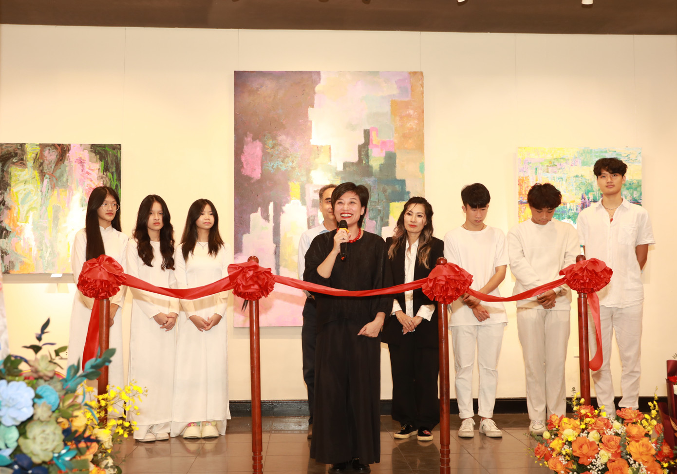 Hoàng Lan sinh năm 1979 tại Hà Nội, trong một gia đình có truyền thống nghệ thuật. 8 tuổi, chị học ballet tại Học viện Múa Việt Nam sau đó đầu quân cho nhà hát năm 16 tuổi. Năm 22 tuổi, chị lén cha mẹ ôn thi vào Đại học Mỹ thuật Việt Nam vì nhận ra tình yêu hội họa sau những lần dạy năng khiếu cho lũ trẻ trong lớp thiện nguyện ở nhà văn hóa. 20 năm qua, ballet và hội họa cùng chiếm phần quan trọng trong đời sống của Hoàng Lan. Hoàng Lan sinh năm 1979 tại Hà Nội, trong một gia đình có truyền thống nghệ thuật. 8 tuổi, chị học ballet tại Học viện Múa Việt Nam sau đó đầu quân cho nhà hát năm 16 tuổi. Năm 22 tuổi, chị lén cha mẹ ôn thi vào Đại học Mỹ thuật Việt Nam vì nhận ra tình yêu hội họa sau những lần dạy năng khiếu cho lũ trẻ trong lớp thiện nguyện ở nhà văn hóa. 20 năm qua, ballet và hội họa cùng chiếm phần quan trọng trong đời sống của Hoàng Lan.