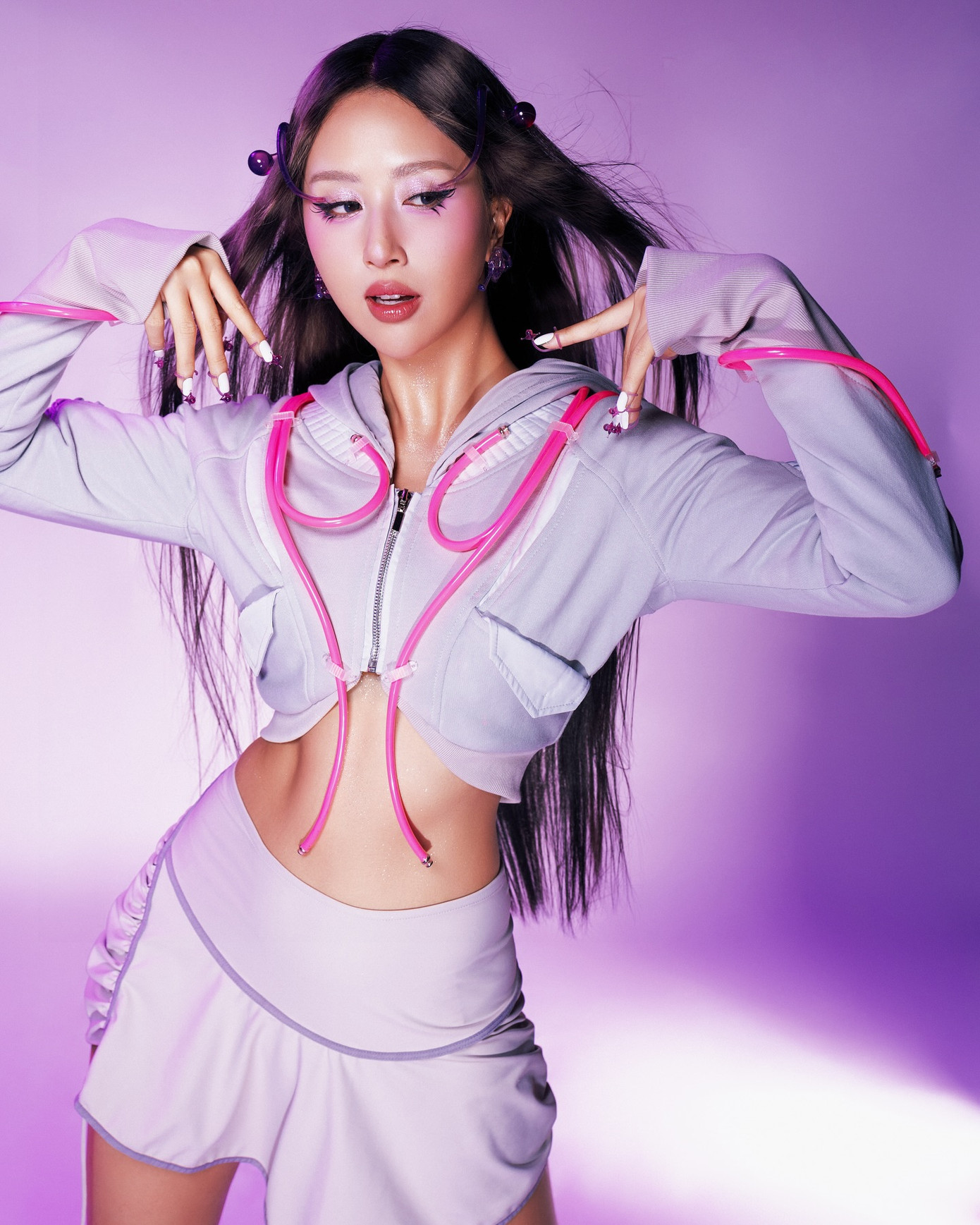 Châu Bùi, Quỳnh Anh Shyn (phải) - hai fashionista có tiếng - gây bất ngờ khi dự show dành cho ca sĩ trẻ. Châu Bùi, Quỳnh Anh Shyn (phải) - hai fashionista có tiếng - gây bất ngờ khi dự show dành cho ca sĩ trẻ.