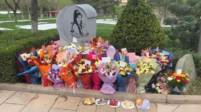 Khán giả vẫn thường gửi hoa, quà đến đặt trước bia mộ Châu Hải My. Ảnh: 163. Khán giả vẫn thường gửi hoa, quà đến đặt trước bia mộ Châu Hải My. Ảnh: 163.