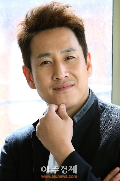 &quot;Ảnh đế&quot; Baeksang (2014) Lee Sun Kyun quyết định dừng cuộc đời ở tuổi 48.