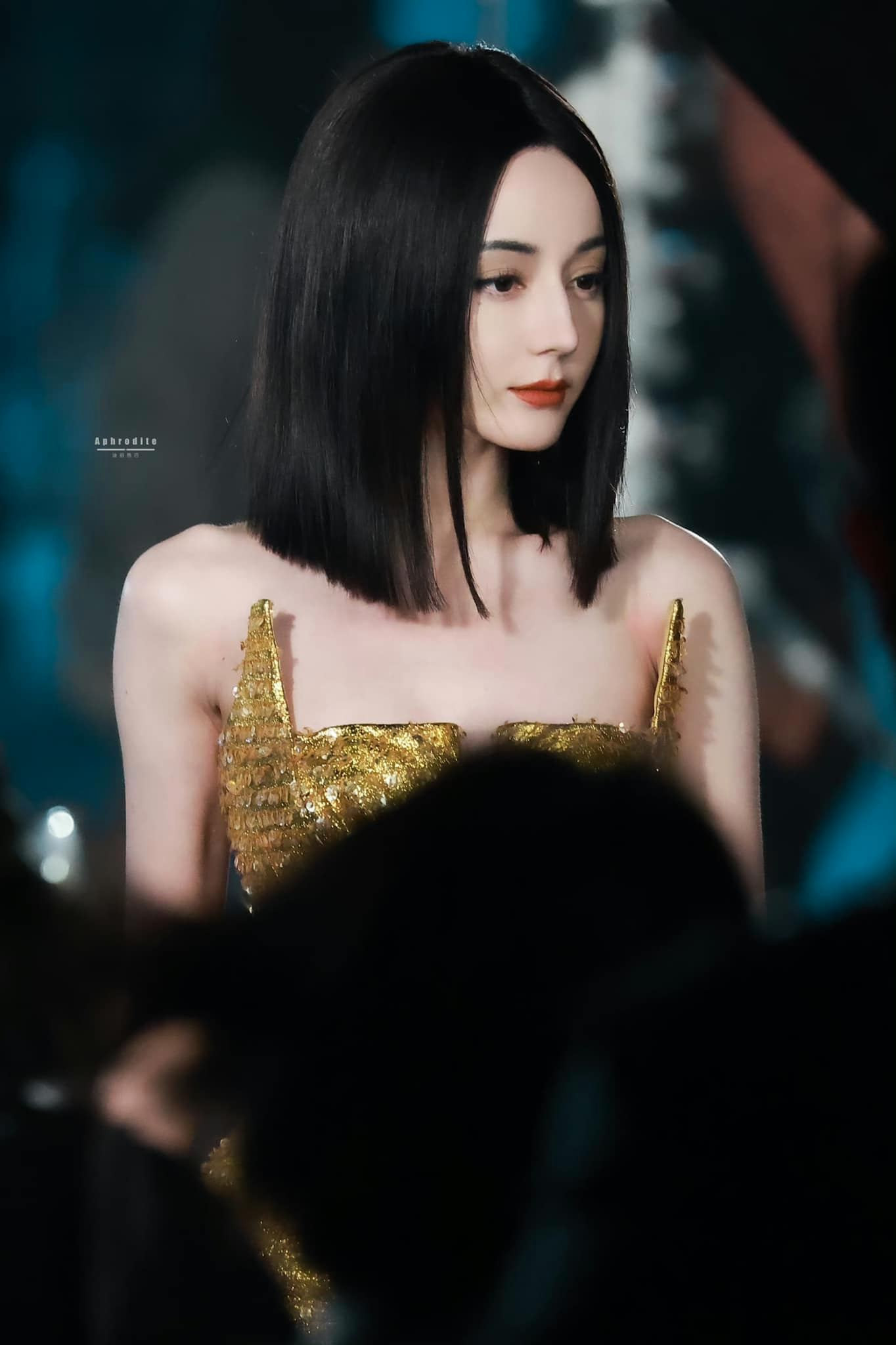 Những chiếc váy có đường xẻ sâu khiến nữ diễn viên luôn có hành động dùng tay che ngực để tránh khoảnh khắc hở hang lộ liễu. Việc này khiến Địch Lệ Nhiệt Ba bị diễn viên múa Kim Tinh chỉ trích, cho rằng: &quot;Hoặc là mặc không hở, hoặc là hãy mặc và không che, không có ý nghĩa gì khi vừa mặc vừa che&quot;. Mỹ nhân 9X không đưa ra phản hồi nhưng vẫn tiếp tục dùng tay che ngực dù đi tiệc hay tham gia thảm đỏ.