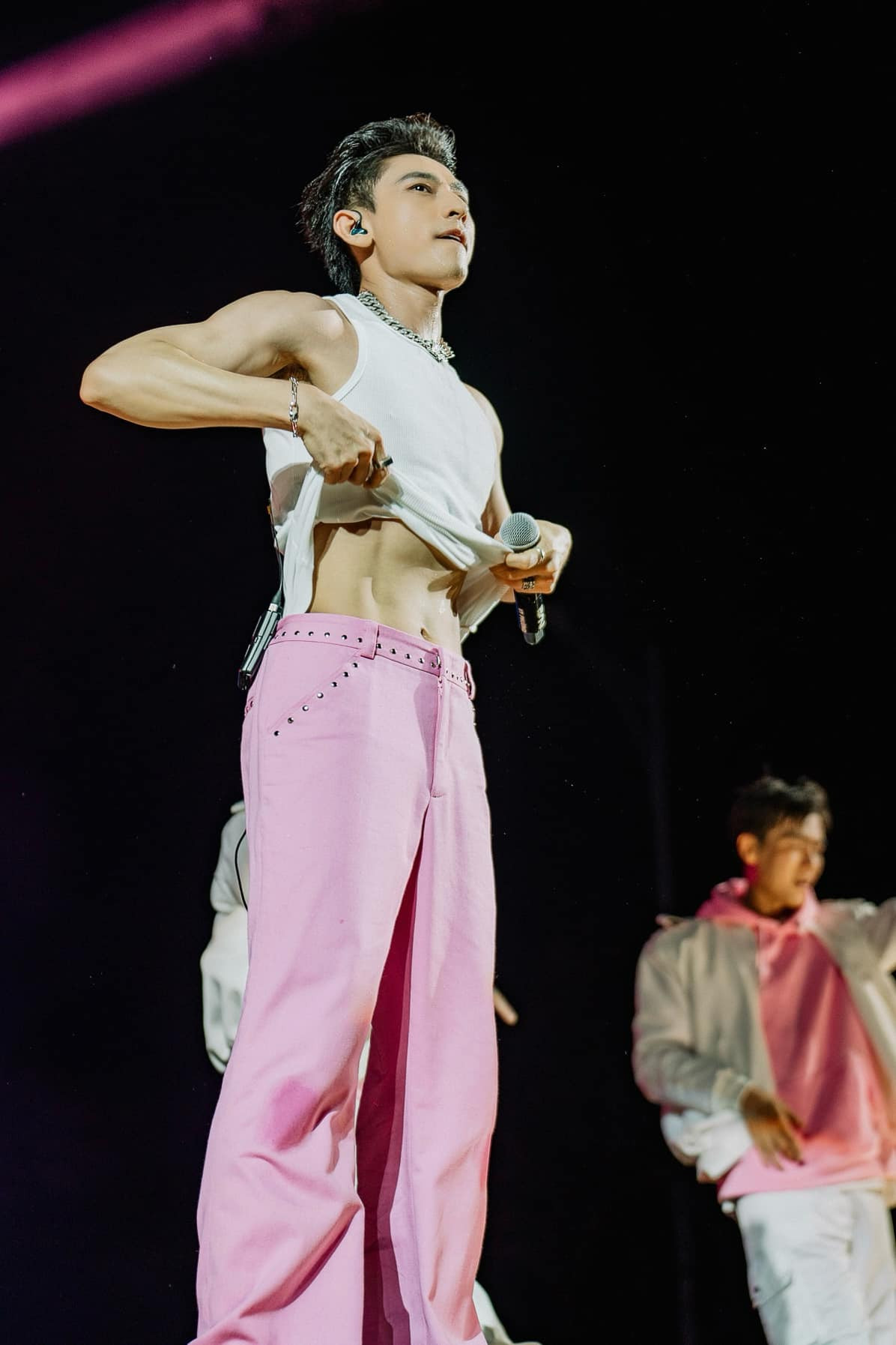 Anh trai say hi được nhận định đúng với định hướng nghệ sĩ giải trí của Isaac.