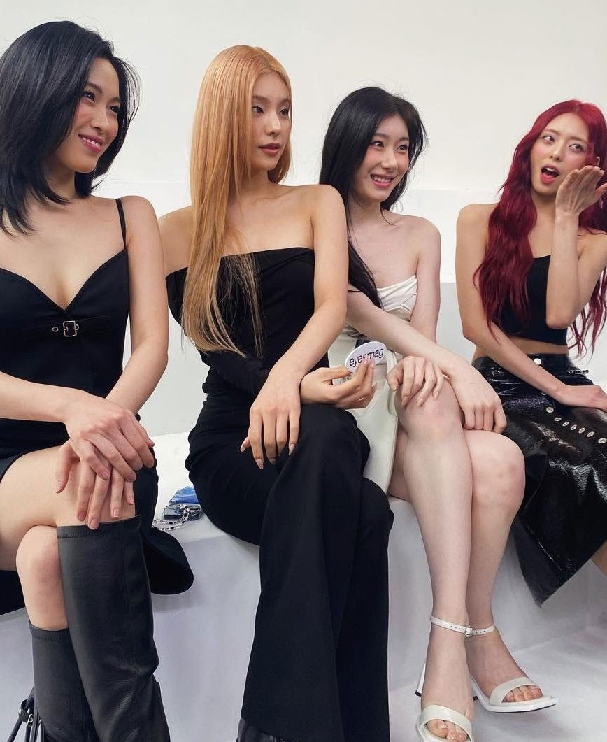 Nhóm ITZY tái xuất Tuần lễ Thời trang Paris khi đồng hành cùng nhà mốt Courrèges. 4 cô gái nhà JYP Entertainment mang đến phong cách tối giản nhưng không kém phần hiện đại, nữ tính. Nhóm ITZY tái xuất Tuần lễ Thời trang Paris khi đồng hành cùng nhà mốt Courrèges. 4 cô gái nhà JYP Entertainment mang đến phong cách tối giản nhưng không kém phần hiện đại, nữ tính.
