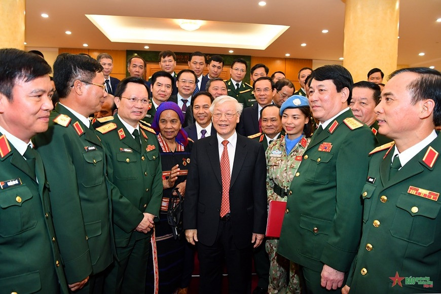 Ngày 19/12/2019, đồng chí Nguyễn Phú Trọng, Tổng Bí thư, Chủ tịch nước, Bí thư Quân ủy Trung ương trò chuyện cùng Đoàn đại biểu điển hình tiên tiến toàn quốc trong xây dựng nền quốc phòng toàn dân vững mạnh giai đoạn 2009 - 2019. Ảnh: Tuấn Huy.