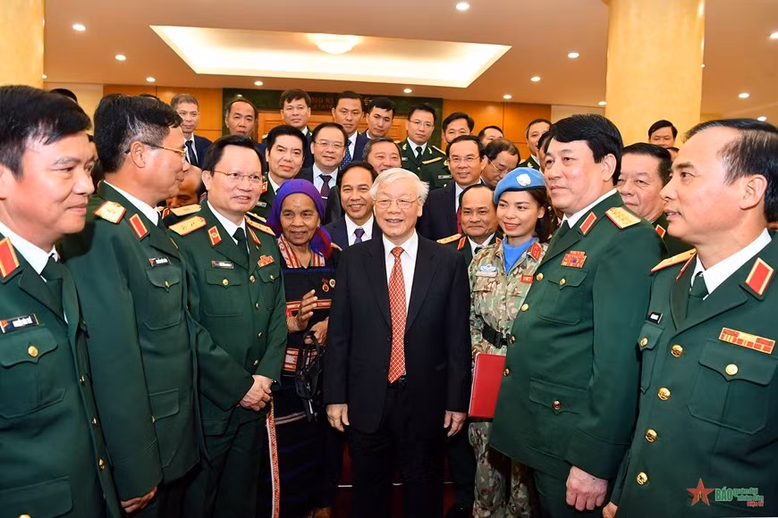 Ngày 19/12/2019, đồng chí Nguyễn Phú Trọng, Tổng Bí thư, Chủ tịch nước, Bí thư Quân ủy Trung ương trò chuyện cùng Đoàn đại biểu điển hình tiên tiến toàn quốc trong xây dựng nền quốc phòng toàn dân vững mạnh giai đoạn 2009 - 2019. Ảnh: Tuấn Huy.