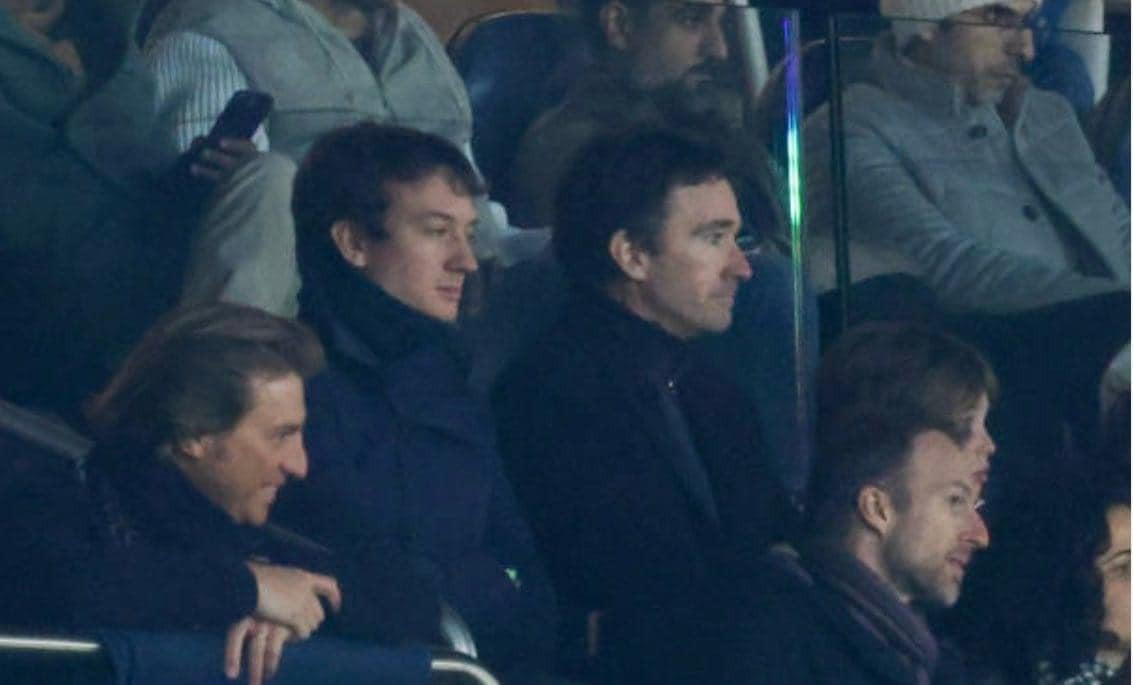 Nữ thần tượng không ngồi cùng bạn trai tin đồn Frédéric Arnault dù cả hai ở cùng một khu. Ảnh: Getty. Nữ thần tượng không ngồi cùng bạn trai tin đồn Frédéric Arnault dù cả hai ở cùng một khu. Ảnh: Getty.