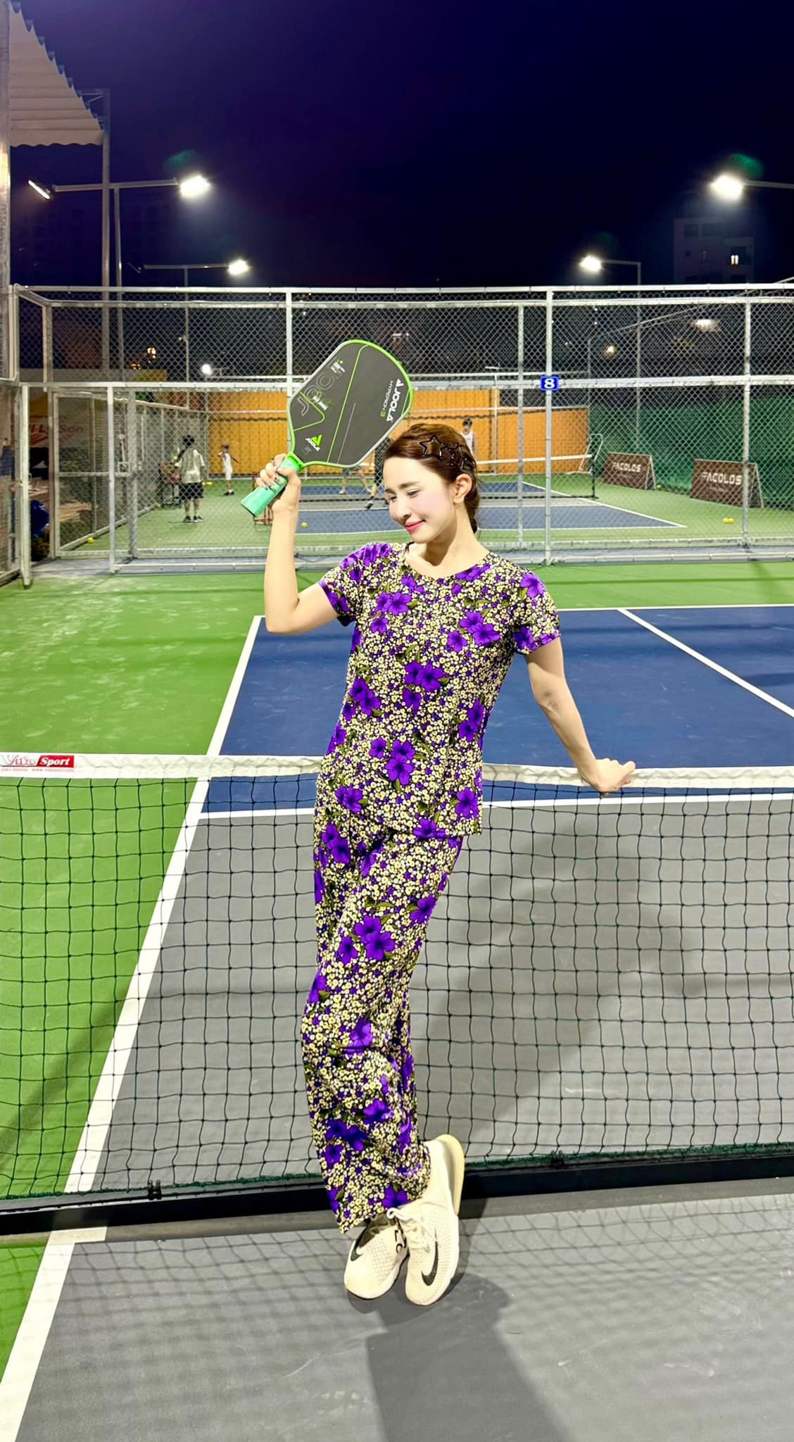 Quỳnh Nga và hội bạn diện trang phục như các bà, các mẹ đi chơi pickleball.