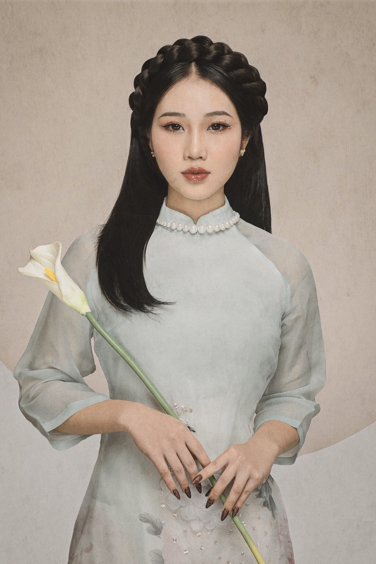 Đào, phở và piano do Bộ Văn hóa, Thể thao và Du lịch đặt hàng CTCP Phim truyện I thực hiện. Đạo diễn Phi Tiến Sơn nghĩ tới ý tưởng thực hiện bộ phim này đúng dịp Đại lễ kỷ niệm 1.000 năm Thăng Long - Hà Nội (năm 2010) với chi phí sản xuất 20 tỷ đồng. Ban đầu, phim chỉ chiếu ở Trung tâm chiếu phim Quốc gia với suất chiếu và khung giờ chiếu ít ỏi. Việc bỗng dưng gây sốt khiến nhiều khán giả đổ xô xếp hàng mua vé. Doanh thu bộ phim thu về hơn 2,2 tỷ đồng tính đến hiện tại, dự kiến tiếp tục tăng bởi cơn sốt vé chưa hạ nhiệt.