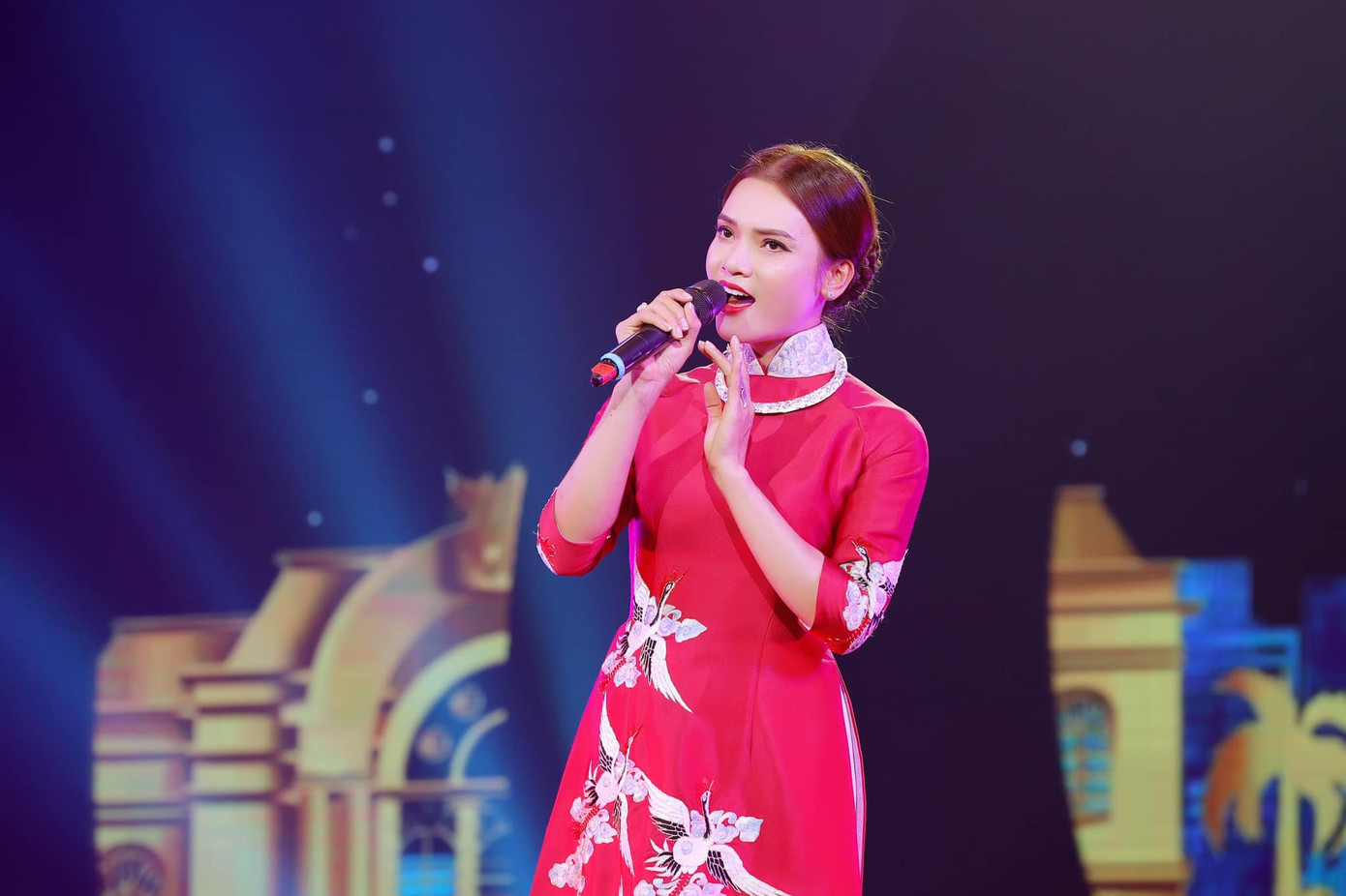 Trưởng thành từ đoàn ca múa kịch Hương Sen ở quê nhà và có bệ phóng Sao Mai, Phương Thảo đến gần hơn với công chúng và tỏa sáng nhờ tài năng. Đắt show ở khu vực phía Bắc, hành trình nghệ thuật của cô được nhiều đàn anh, đàn chị trong nghề giúp đỡ như diva Thanh Lam, Trọng Tấn…