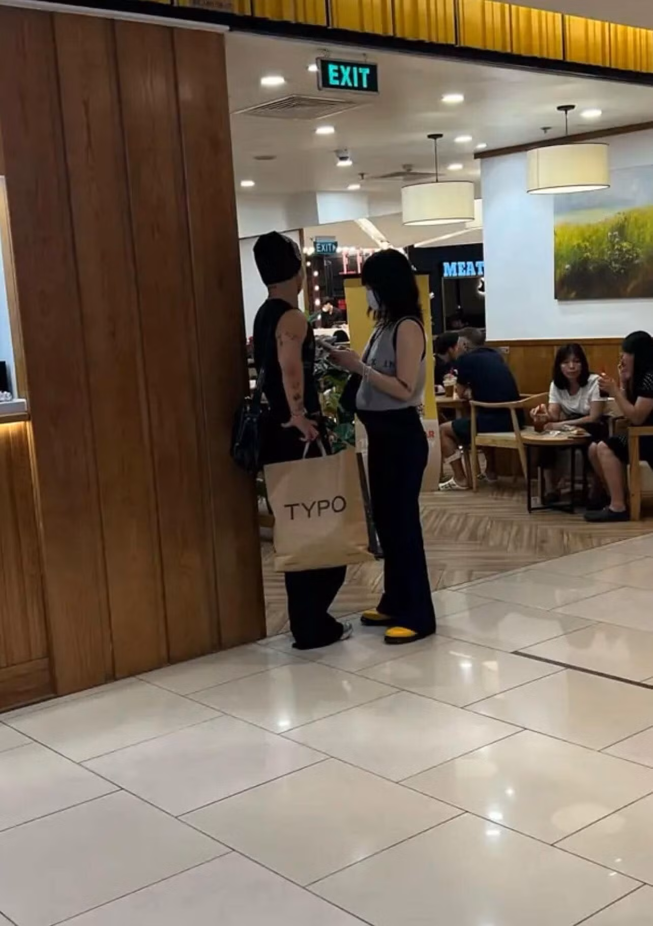 Miu Lê và Wean bị bắt gặp hẹn hò. Cả hai nghệ sĩ giữ im lặng trước thông tin.