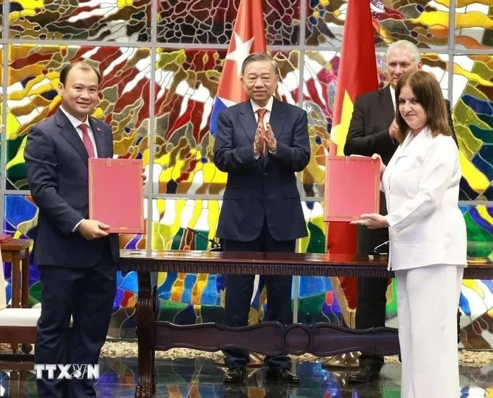 Tổng Bí thư, Chủ tịch nước Tô Lâm và Bí thư thứ nhất Đảng Cộng sản Cuba, Chủ tịch Cuba Miguel Diaz-Canel Bermudez chứng kiến Lễ ký kết văn kiện hợp tác giữa Tạp chí Cộng sản với Tạp chí Cuba Xã hội chủ nghĩa. (Ảnh: Lâm Khánh/TTXVN) Tổng Bí thư, Chủ tịch nước Tô Lâm và Bí thư thứ nhất Đảng Cộng sản Cuba, Chủ tịch Cuba Miguel Diaz-Canel Bermudez chứng kiến Lễ ký kết văn kiện hợp tác giữa Tạp chí Cộng sản với Tạp chí Cuba Xã hội chủ nghĩa. (Ảnh: Lâm Khánh/TTXVN)