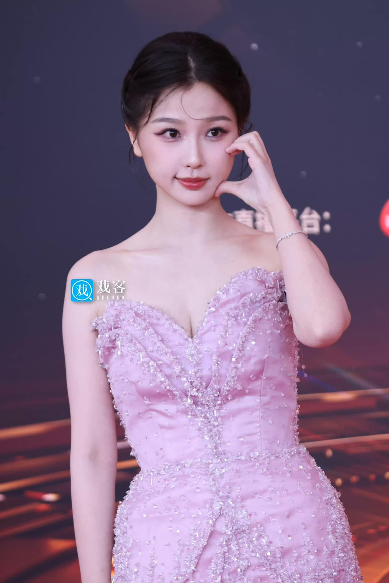 Chọn tạo hình ngọt ngào, Ngu Thư Hân Vĩnh vẫn bị chê cách ăn mặc sến. Giống với Triệu Lộ Tư, Ngu Thư Hân hiện có bộ phim được quan tâm không kém là Vĩnh dạ tinh hà, cô đóng chính cùng Đinh Vũ Hề.