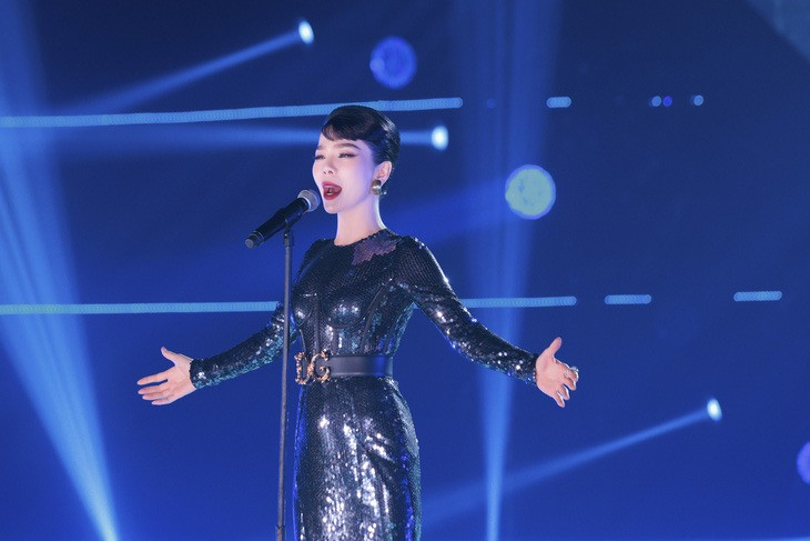 Một số ý kiến cho rằng chương trình quá ưu ái các ca sĩ kỳ cựu. Sân khấu của Lệ Quyên, Hồng Nhung bị cho là không xuất sắc để nhận được điểm số cao nhất. Một số ý kiến cho rằng chương trình quá ưu ái các ca sĩ kỳ cựu. Sân khấu của Lệ Quyên, Hồng Nhung bị cho là không xuất sắc để nhận được điểm số cao nhất.