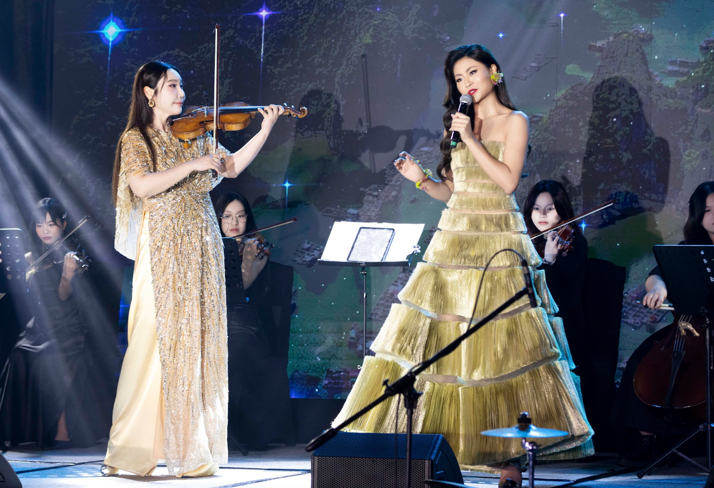 Hoa hậu Xuân Hạnh (phải) hát Hello Việt Nam kết hợp cùng màn kéo đàn của nghệ sĩ violin JMI KO. Hoa hậu Xuân Hạnh (phải) hát Hello Việt Nam kết hợp cùng màn kéo đàn của nghệ sĩ violin JMI KO.