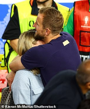 Khoảnh khắc thân mật của vợ chồng đội trưởng Tam Sư.