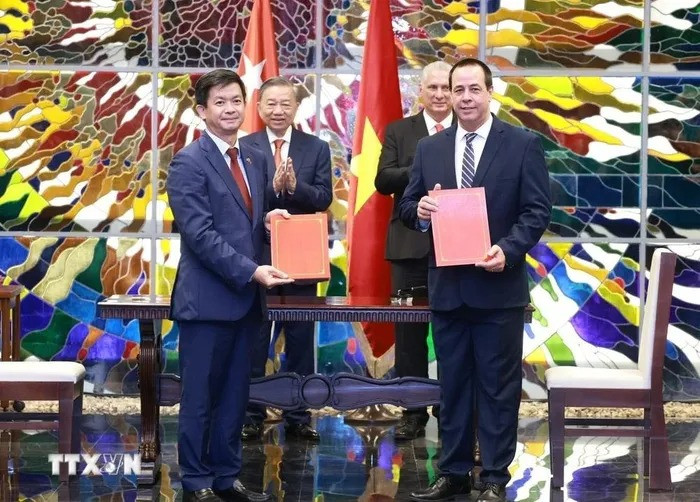 Tổng Bí thư, Chủ tịch nước Tô Lâm và Bí thư thứ nhất Đảng Cộng sản Cuba, Chủ tịch Cuba Miguel Diaz-Canel Bermudez chứng kiến Lễ ký kết văn kiện hợp tác giữa tỉnh Quảng Trị với Bộ Y tế Cuba. (Ảnh: Lâm Khánh/TTXVN) Tổng Bí thư, Chủ tịch nước Tô Lâm và Bí thư thứ nhất Đảng Cộng sản Cuba, Chủ tịch Cuba Miguel Diaz-Canel Bermudez chứng kiến Lễ ký kết văn kiện hợp tác giữa tỉnh Quảng Trị với Bộ Y tế Cuba. (Ảnh: Lâm Khánh/TTXVN)