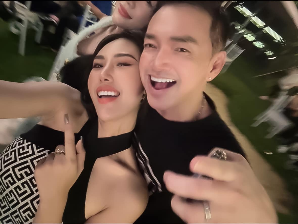 Cô xuất hiện bên nhiều nghệ sĩ như Cao Thái Sơn, Diệp Lâm Anh... trong các sự kiện riêng tư. Trong phần bình luận, khi Cao Thái Sơn hỏi ai là người gieo duyên cho cô, Tăng Khánh Chi đáp: &quot;Là anh đó&quot;.