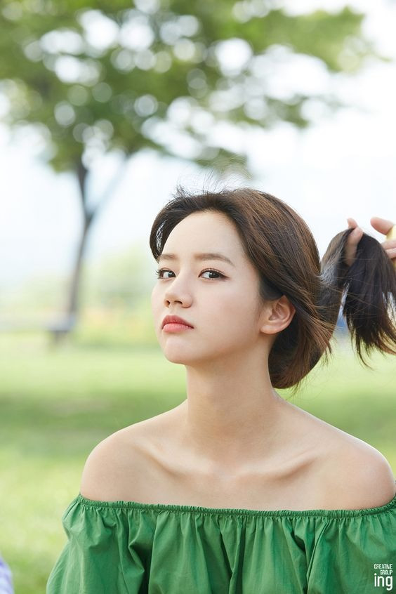 Hơn 10 năm hoạt động, nữ diễn viên hướng đến hình ảnh nghệ sĩ đa tài. Nhờ khả năng hoạt ngôn, giỏi ứng biến, có khiếu hài hước, Hyeri đắt show giải trí. Cô tỏa sáng ở lĩnh vực game show và là gương mặt thường xuyên xuất hiện kênh sóng nhà đài lớn.