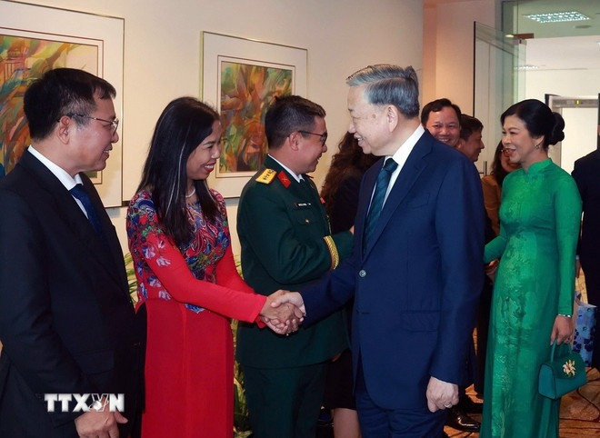 Cán bộ, nhân viên Đại sứ quán tiễn Tổng Bí thư Tô Lâm và Phu nhân. (Ảnh: Thống Nhất/TTXVN)