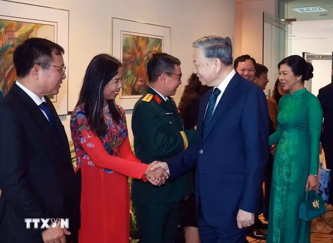 Cán bộ, nhân viên Đại sứ quán tiễn Tổng Bí thư Tô Lâm và Phu nhân. (Ảnh: Thống Nhất/TTXVN) Cán bộ, nhân viên Đại sứ quán tiễn Tổng Bí thư Tô Lâm và Phu nhân. (Ảnh: Thống Nhất/TTXVN)
