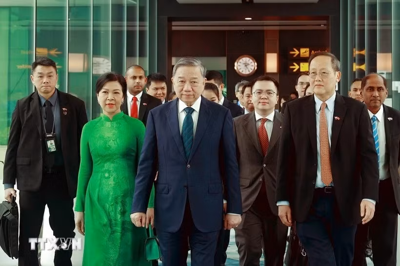 Lễ tiễn Tổng Bí thư Tô Lâm và Phu nhân tại sân bay Changi, Singapore. (Ảnh: Thống Nhất/TTXVN). Lễ tiễn Tổng Bí thư Tô Lâm và Phu nhân tại sân bay Changi, Singapore. (Ảnh: Thống Nhất/TTXVN).