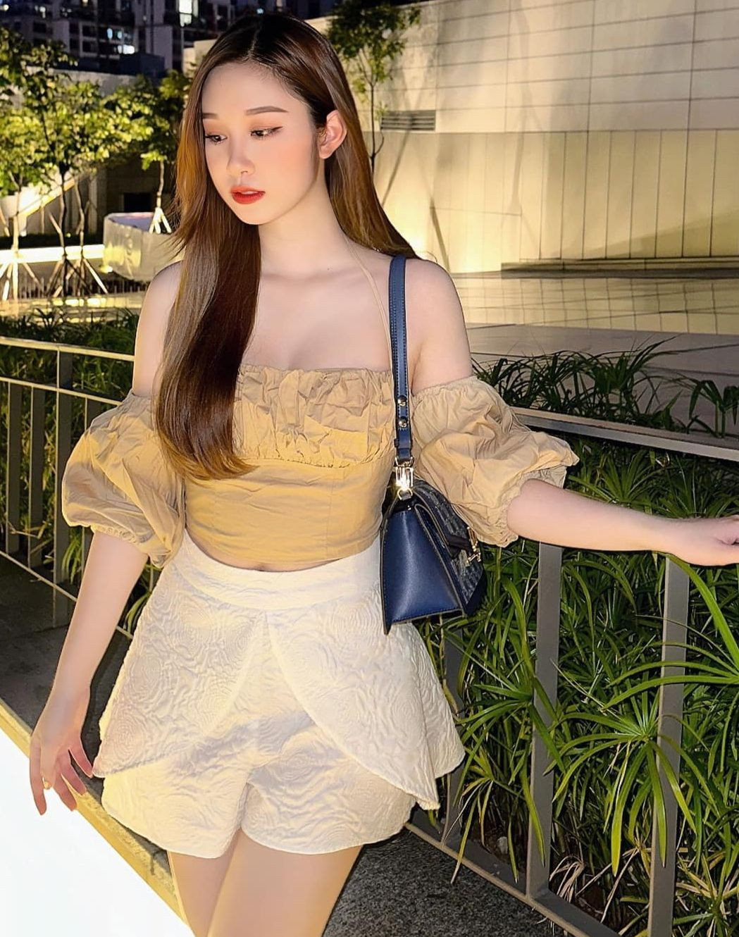 Để có phân đoạn đổ cà phê hoàn thiện, ê-kíp quay đi quay lại 5-6 lần, đủ các góc. “Tôi và Châu Dương (vai Ly) lần đầu làm việc, chưa kịp quen đã đóng cảnh ‘chiến’ như vậy. Quay xong chị Dương lo lắng và liên tục xin lỗi tôi” - Hàn Trang kể lại.