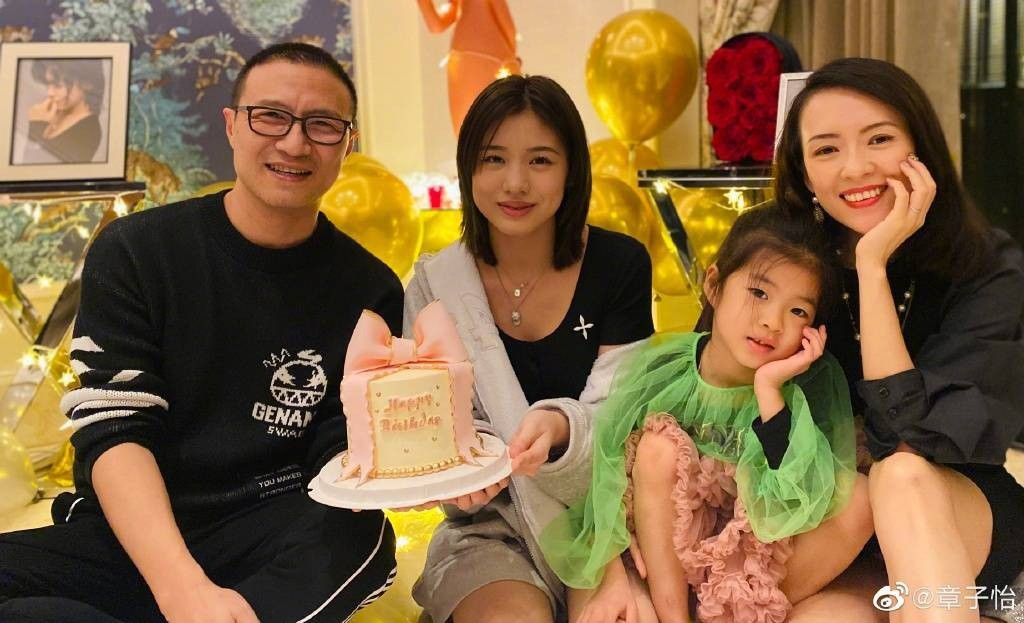 Gia đình cặp sao thường chia sẻ những hình ảnh hạnh phúc trên trang cá nhân trước khi ly hôn. Gia đình cặp sao thường chia sẻ những hình ảnh hạnh phúc trên trang cá nhân trước khi ly hôn.