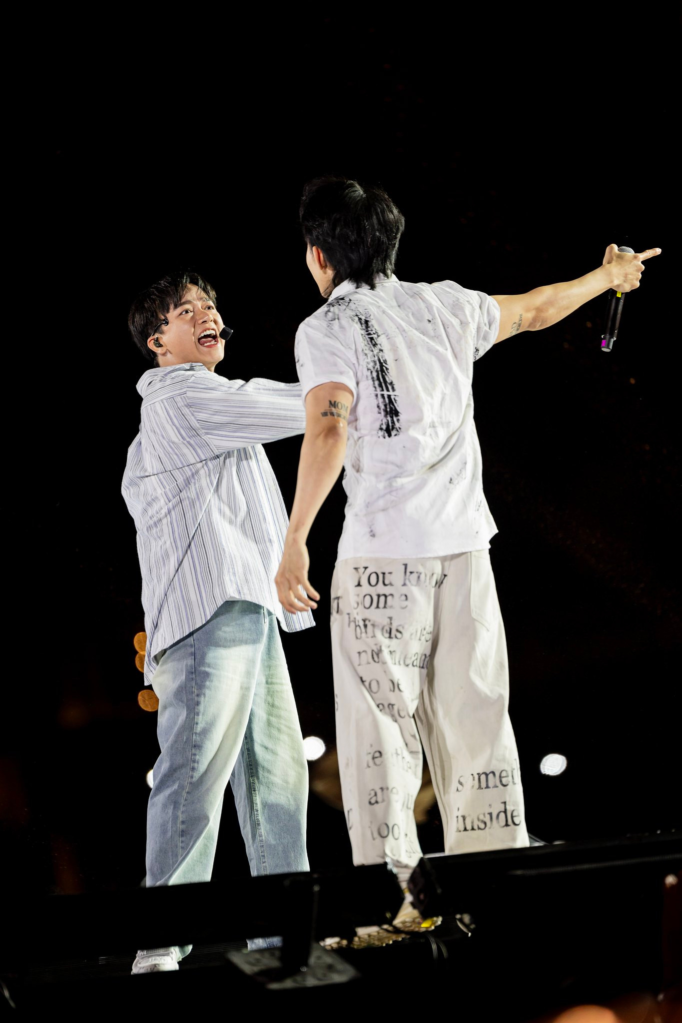 Nhiều màn trình diễn lần đầu được đem lên sân khấu concert Anh trai vượt ngàn chông gai như Chuyện nhà bé thôi, con đừng về (Bùi Công Nam - Kay Trần), mashup Một lần dang dở - Đi qua cầu vồng (Nhà Hát), 12h03 (Cường Seven - Trọng Hiếu)... Đặc biệt, anh tài có đất thể hiện giọng hát trong các tiết mục solo. Lần này S.T Sơn Thạch cưỡi ngựa trên không, hát Thuận nước đẩy thuyền, Tuấn Hưng khiến hàng chục nghìn khán giả hòa giọng hát hit Nắm lấy tay anh...