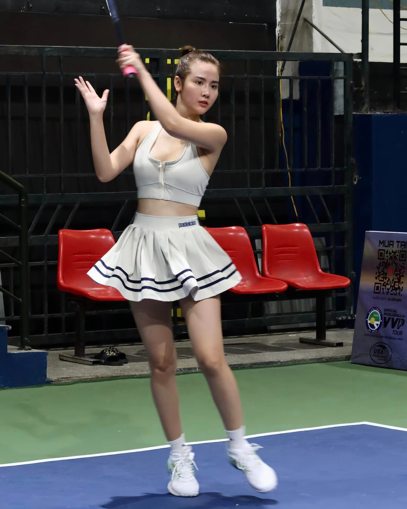 Sao Việt diện váy ngắn khoe dáng trên sân tập.