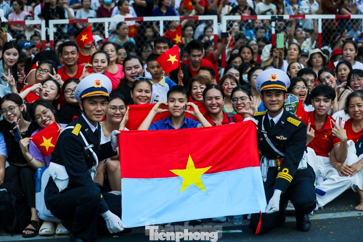 &quot;Concert quốc gia&quot; tràn ngập mạng xã hội với những hình ảnh, video đẹp về lễ kỷ niệm 50 năm Ngày Giải phóng miền Nam, thống nhất đất nước. Ảnh: Duy Anh, Phạm Nguyễn.