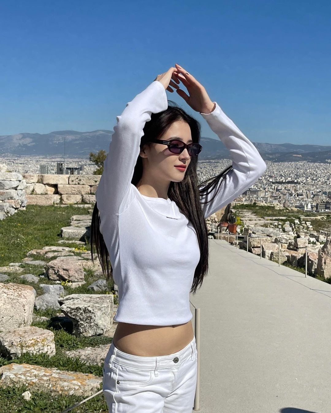 Nữ thần tượng nhận được nhiều lời khen ngợi về nhan sắc trên trang cá nhân hơn 3,5 triệu người theo dõi. Thời gian gần đây, Nancy chủ yếu hoạt động độc lập, không chú trọng về mảng âm nhạc. Nữ thần tượng nhận được nhiều lời khen ngợi về nhan sắc trên trang cá nhân hơn 3,5 triệu người theo dõi. Thời gian gần đây, Nancy chủ yếu hoạt động độc lập, không chú trọng về mảng âm nhạc.