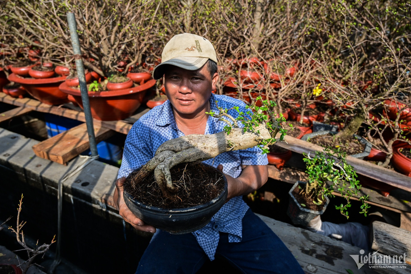 Anh Tý (Long An) cùng với 4 người khác trên ghe đến bến Bình Đông từ 4 ngày trước. Các khu vực neo đỗ, bán hàng đều đã được đăng ký và sắp xếp trước. "Tôi tranh thủ chạy ghe đến đây bày bán hoa kiểng sớm. Hiện tại vẫn thưa khách vì phải từ ngày 25-30 tháng Chạp người dân mới đi mua hoa nhiều hơn", anh Tý nói.