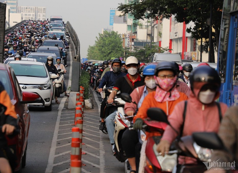 Dòng xe nối dài, nhích từng mét trên cầu vượt và tuyến đường dưới chân cầu cũng không khá hơn.