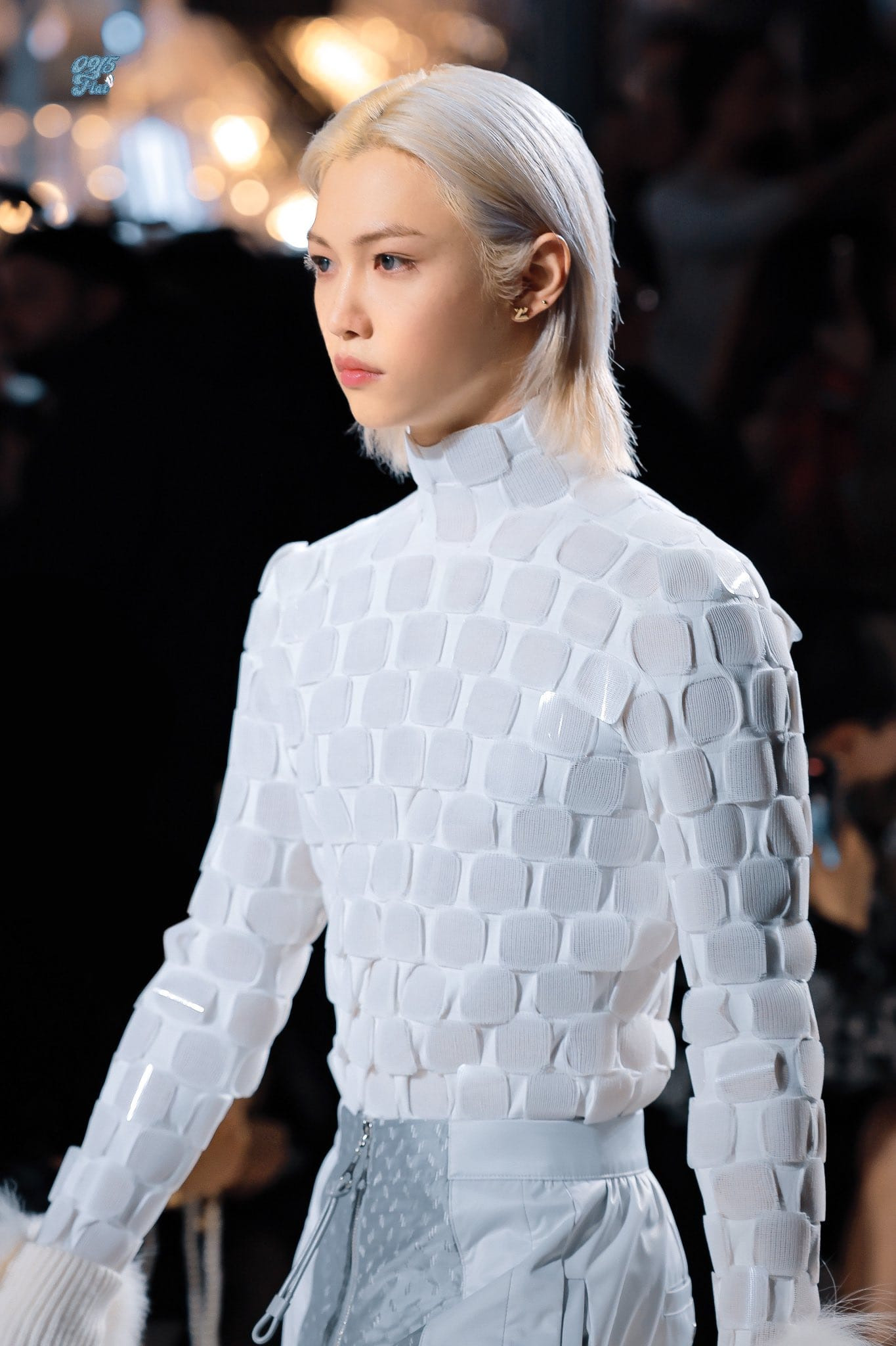 Felix (Stray Kids) sải bước trên sàn runway show diễn. Felix (Stray Kids) sải bước trên sàn runway show diễn.