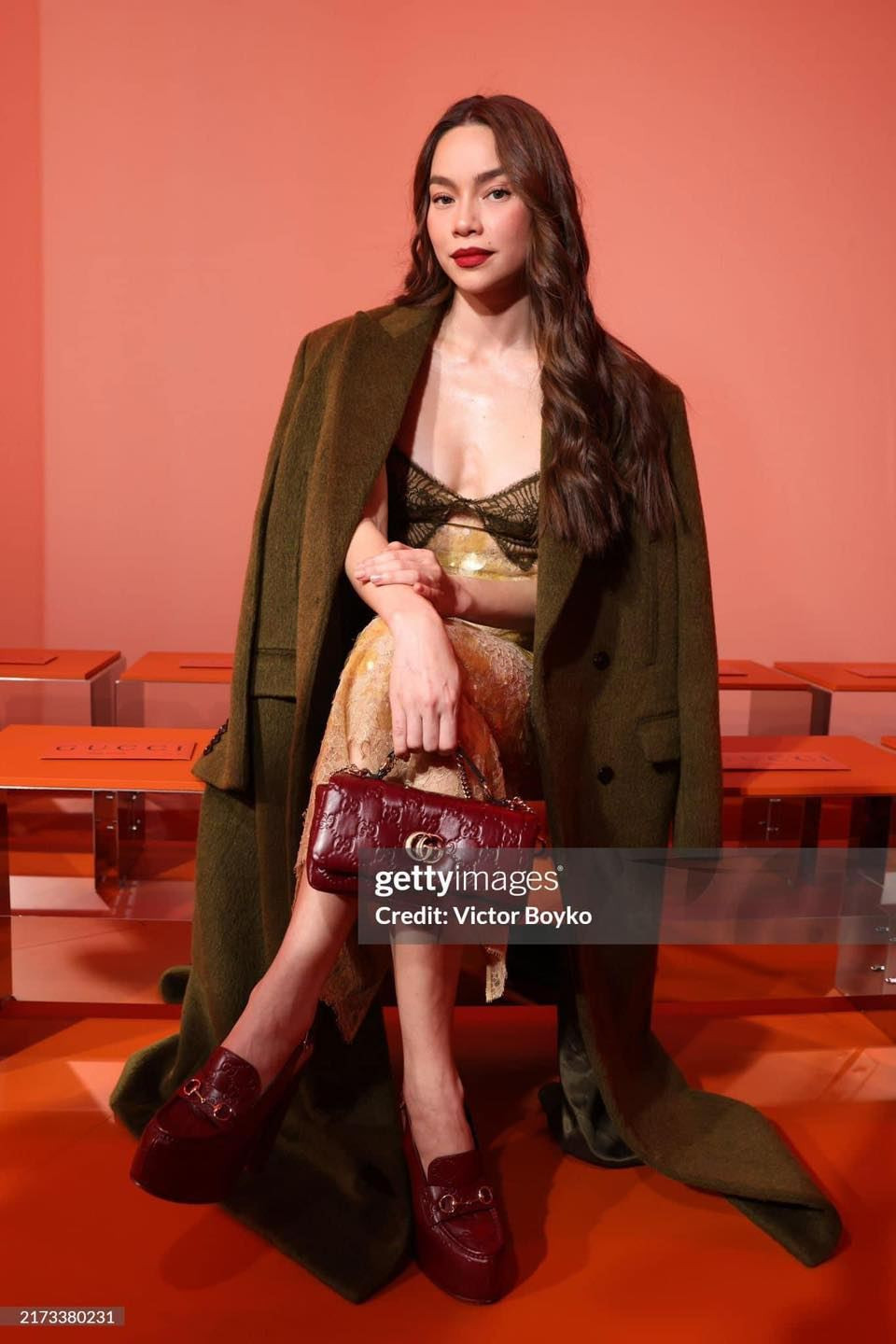 Đại diện từ Việt Nam là ca sĩ Hồ Ngọc Hà dự show với tư cách là Friend Of House của Gucci - được hiểu là &quot;người bạn thân thiết của nhãn hàng&quot;. Nữ ca sĩ phối đầm hai dây họa tiết ren xuyên thấu, kết hợp áo khoác da. Cô chọn lớp trang điểm đậm, son đỏ, khoe vẻ sắc sảo, sang trọng.