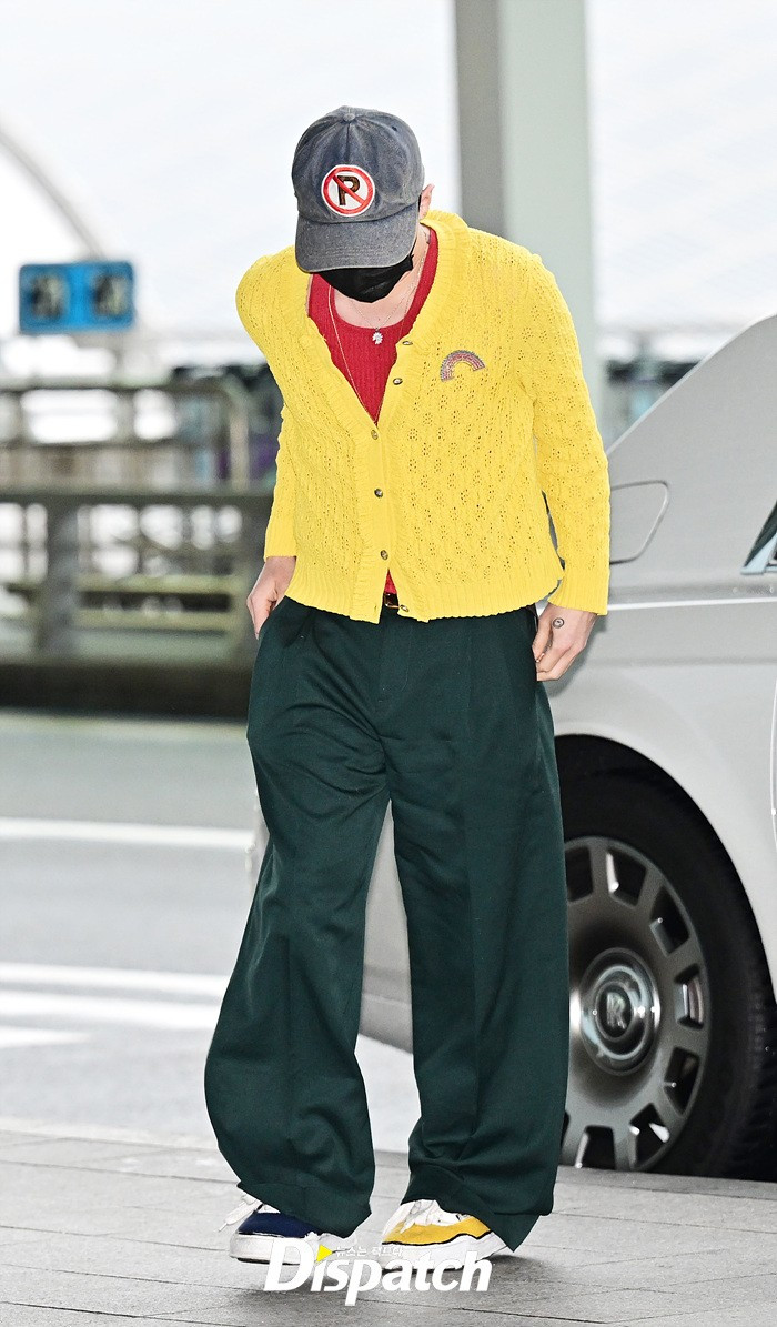 Thời trang sân bay của G-Dragon khi từ Hàn Quốc đến Hà Nội, Việt Nam. Ảnh: Dispatch.