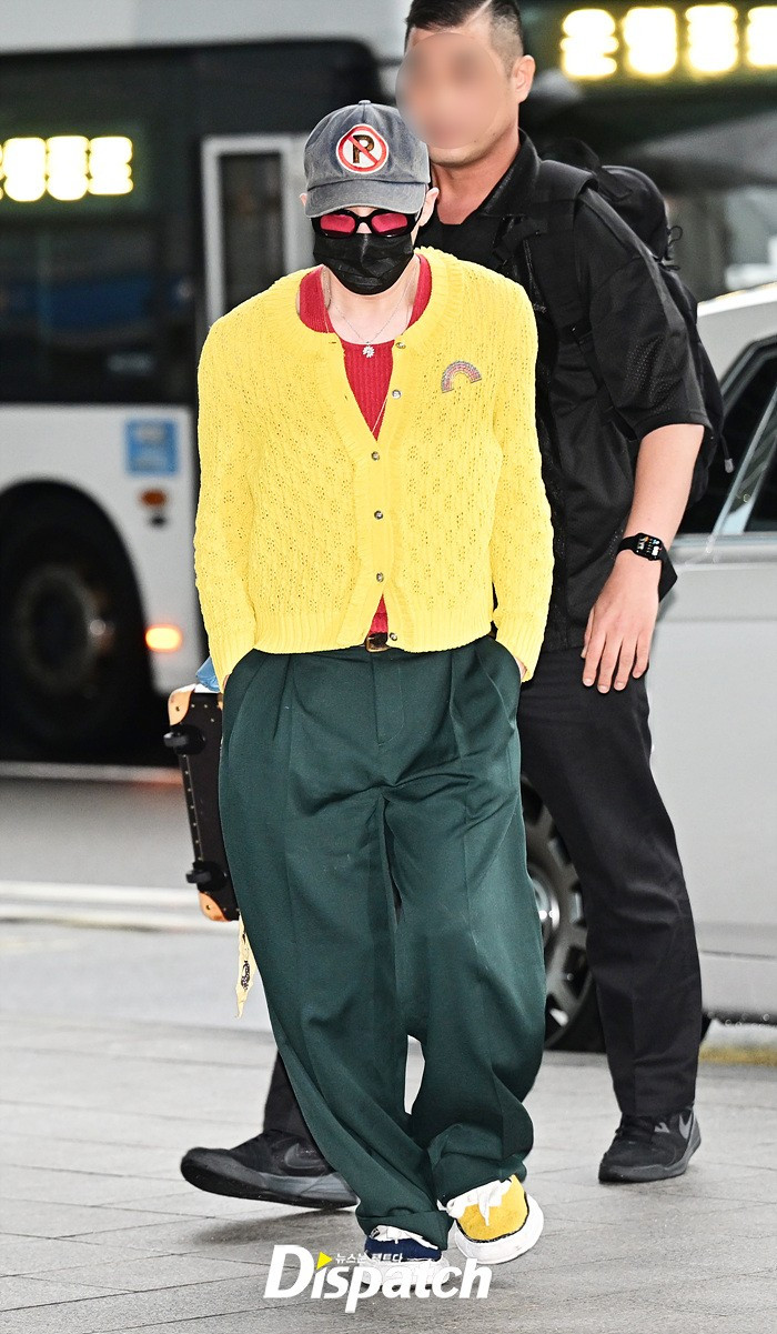 Thời trang sân bay của G-Dragon khi từ Hàn Quốc đến Hà Nội, Việt Nam. Ảnh: Dispatch.