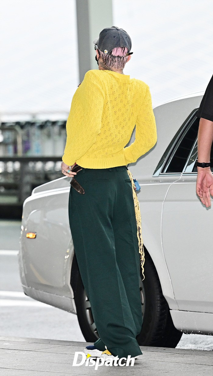 Thời trang sân bay của G-Dragon khi từ Hàn Quốc đến Hà Nội, Việt Nam. Ảnh: Dispatch.