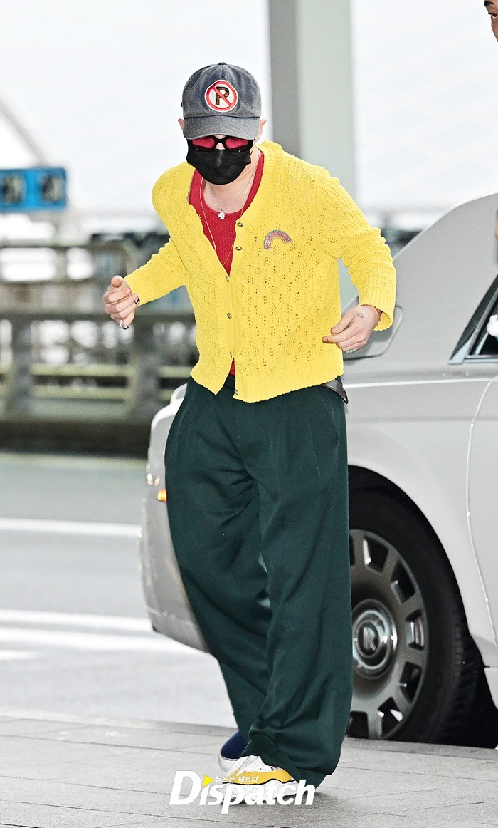 Thời trang sân bay của G-Dragon khi từ Hàn Quốc đến Hà Nội, Việt Nam. Ảnh: Dispatch.