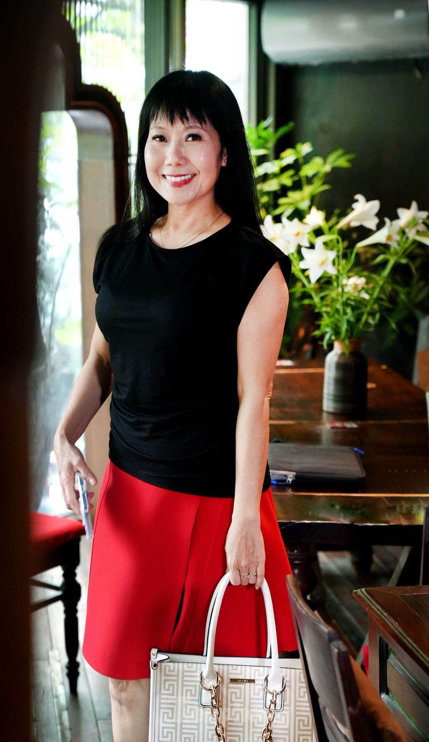 Hành trình với Trạm cứu hộ trái tim vẫn đang tiếp tục, Hương Tươi nói bà Mến vẫn xuất hiện thú vị ở chặng sau bộ phim. Nghệ sĩ kể dù là vai nhỏ trong phim, vẫn mất ba đến bốn tháng theo đoàn phim ghi hình. Nữ diễn viên sẵn sàng nhận lời nếu tìm được vai diễn ưng ý trên sóng giờ vàng trong tương lai. Ảnh: Trọng Quân.